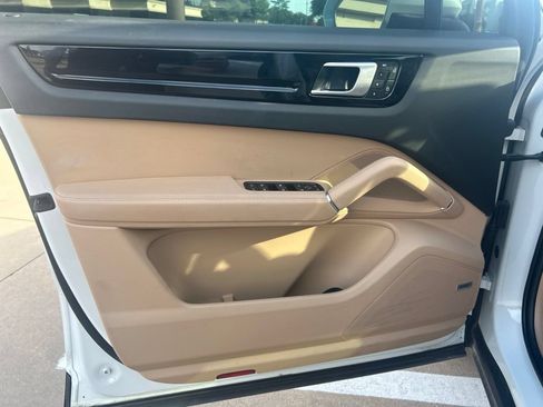 Used 2022 Porsche Cayenne AWD/4WD image 14