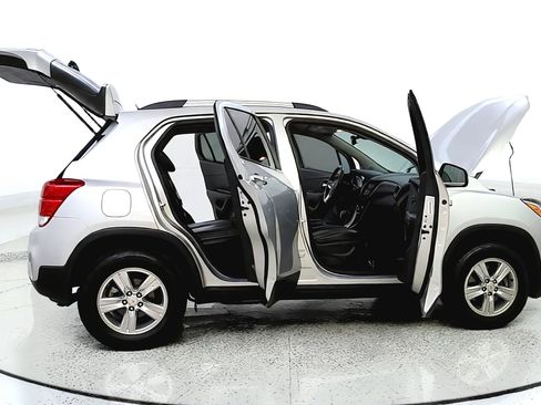 Used 2019 Chevrolet Trax LT w/ LT Convenience Package AWD/4WD image 15