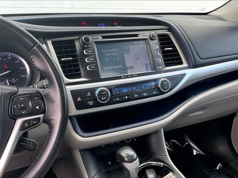 Used 2018 Toyota Highlander XLE AWD/4WD image 7