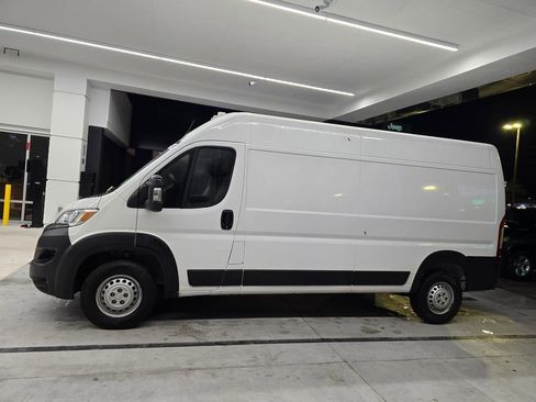 Used 2025 RAM ProMaster 2500 w/ Convenience Group FWD image 3