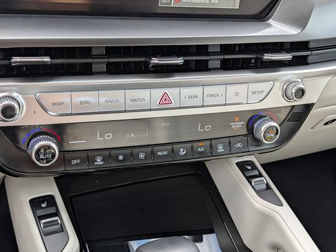 Certified 2023 Kia Telluride S w/ S Sunroof Package AWD/4WD image 23