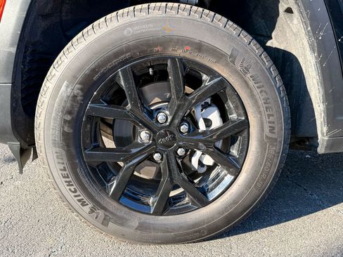 Used 2025 Jeep Grand Cherokee Altitude image 5