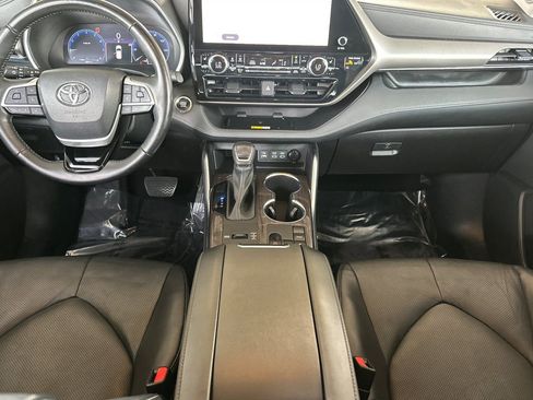 Used 2023 Toyota Highlander Limited image 16
