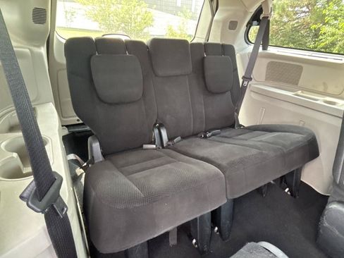 Used 2016 Chrysler Town & Country Touring FWD image 15