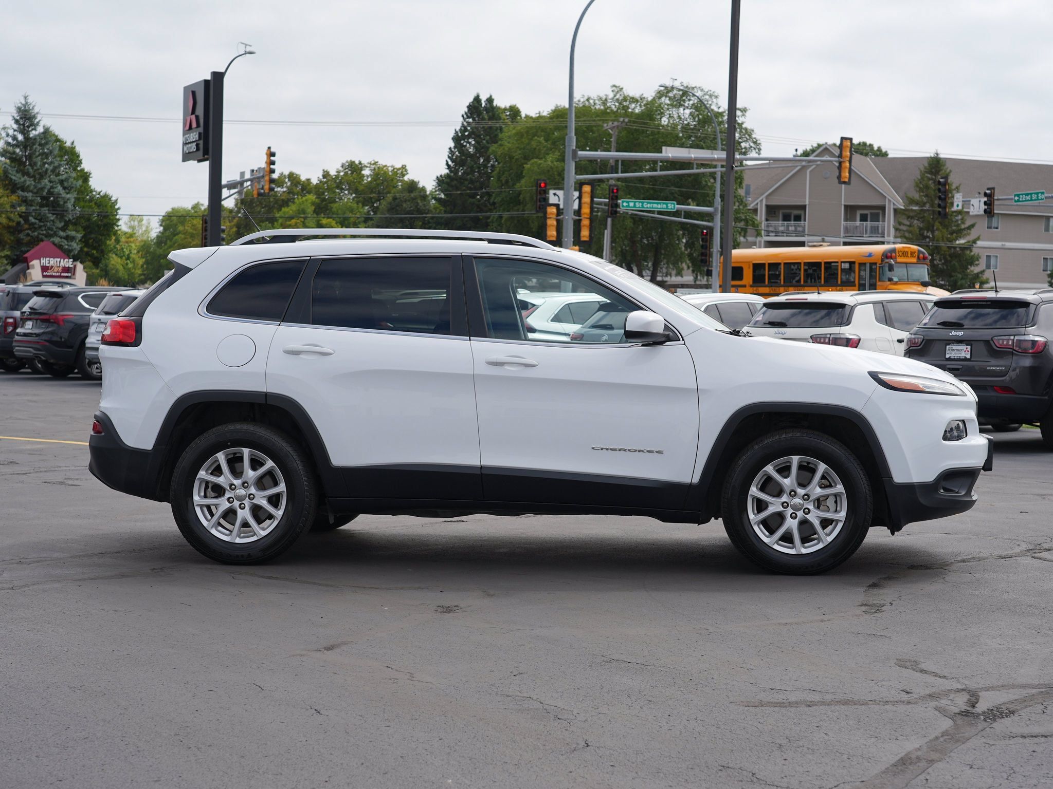 Used 2018 Jeep Cherokee Latitude w/ Safety Group AWD/4WD image 2