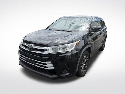 Used 2018 Toyota Highlander LE FWD image 3