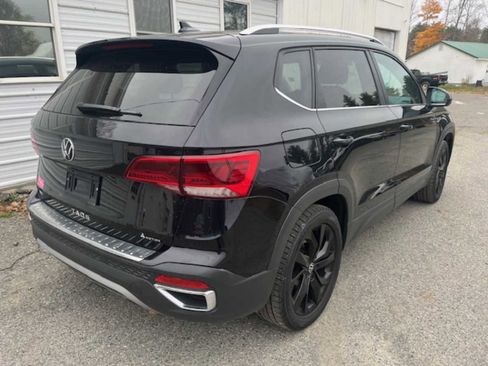 Used 2023 Volkswagen Taos SE w/ Panoramic Sunroof Package image 3