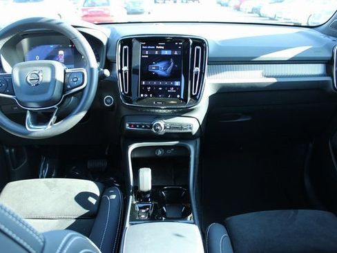 Used 2025 Volvo XC40 B5 Plus image 17
