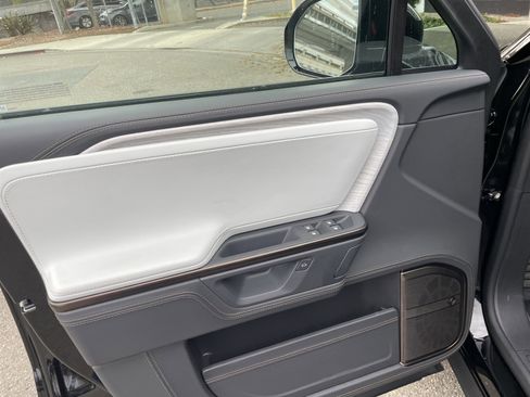 Used 2025 Rivian R1S Premium image 19