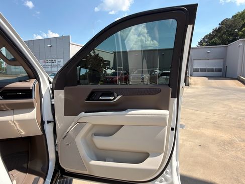 Used 2025 GMC Yukon Denali w/ Sun & Power Step Package AWD/4WD image 17