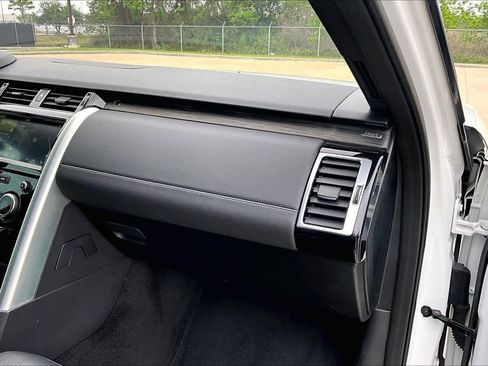 Used 2019 Land Rover Discovery HSE image 17