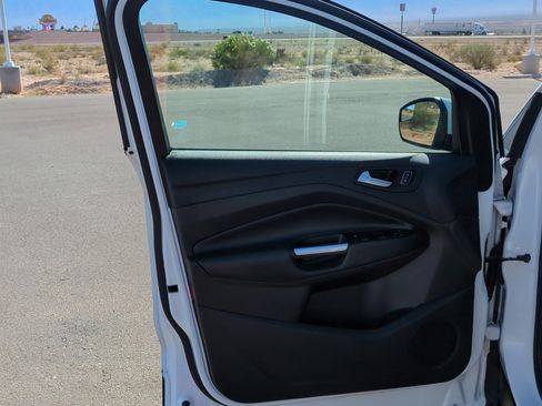 Used 2017 Ford Escape SE image 12