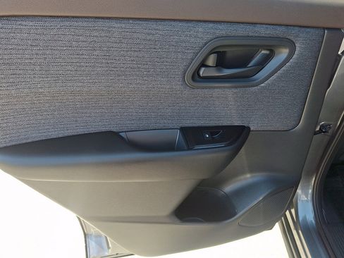 Used 2023 Nissan Rogue S AWD/4WD image 19