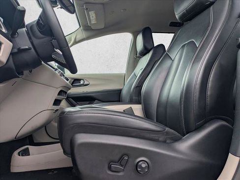 Used 2023 Chrysler Pacifica Touring-L FWD image 15