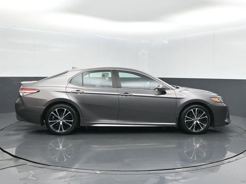 Used 2020 Toyota Camry SE FWD image 5