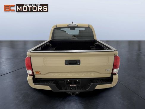 Used 2017 Toyota Tacoma TRD Off-Road image 5