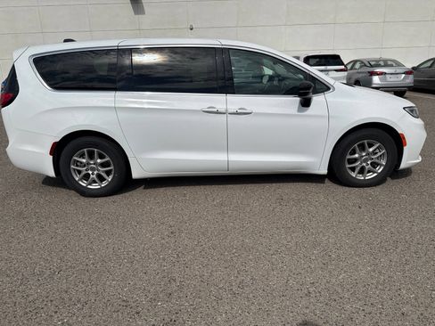 Used 2024 Chrysler Pacifica Touring-L FWD image 6