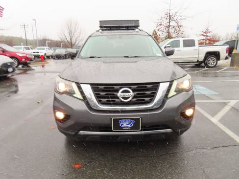 Used 2019 Nissan Pathfinder SV image 2