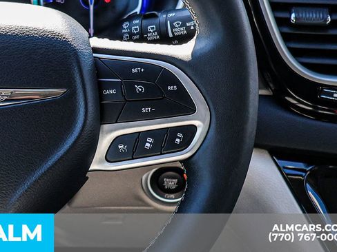 Used 2024 Chrysler Pacifica Touring-L image 38