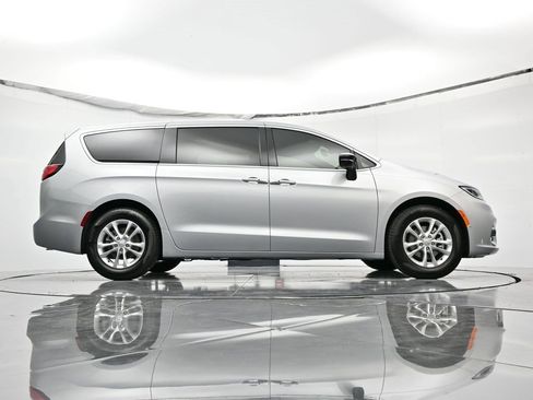 New 2026 Chrysler Pacifica Select image 37