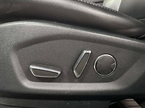 Used 2018 Ford Explorer XLT w/ Equipment Group 202A image 13