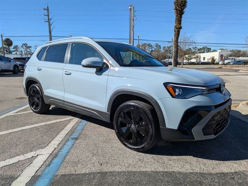 Certified 2025 Volkswagen Taos SE w/ Black Wheel Package image 8