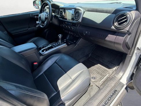 Used 2018 Toyota Tacoma TRD Off-Road w/ TRD Premium Off Road Package AWD/4WD image 23
