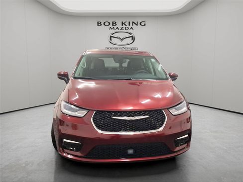 Used 2023 Chrysler Pacifica Touring-L FWD image 8