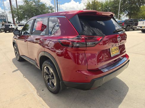 Certified 2025 Nissan Rogue SV FWD image 5