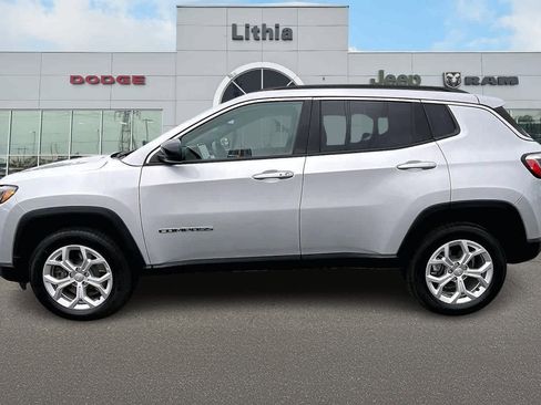 Used 2024 Jeep Compass Latitude image 3