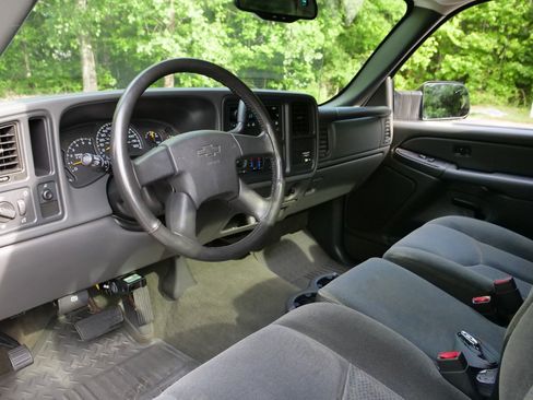Used 2004 Chevrolet Silverado 2500 LS RWD image 2