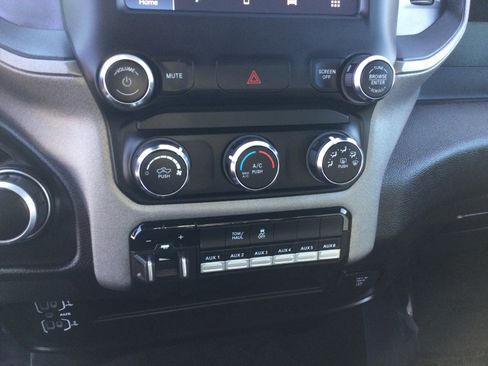 Used 2024 RAM 2500 Tradesman w/ Chrome Appearance Group image 17