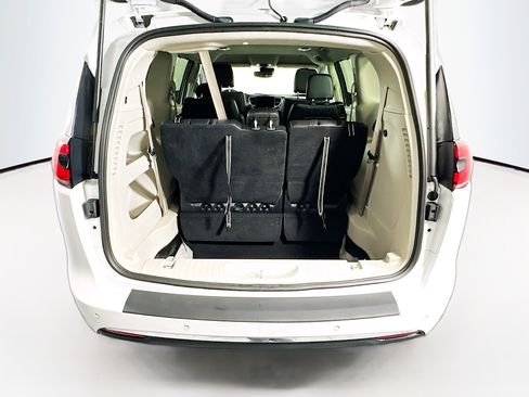 Used 2024 Chrysler Pacifica Touring-L image 28