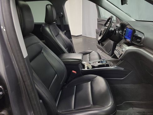 Used 2021 Ford Explorer XLT w/ Equipment Group 202A AWD/4WD image 23