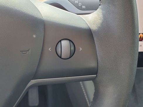 Used 2025 Tesla Model Y Long Range image 23