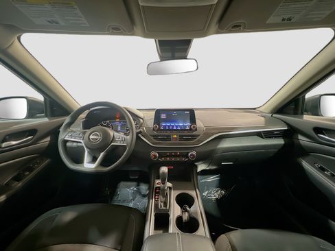 Used 2025 Nissan Altima 2.5 SV FWD image 15