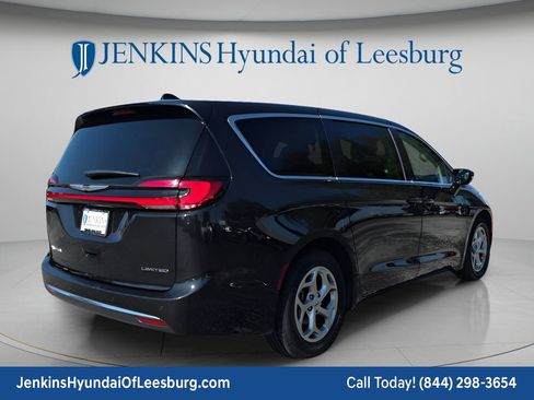 Used 2024 Chrysler Pacifica Limited FWD image 4