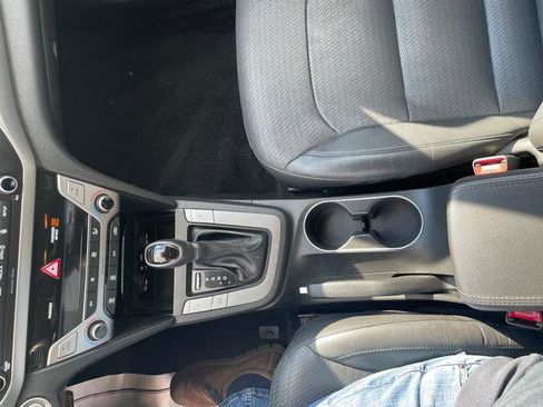 Used 2017 Hyundai Elantra Limited image 18
