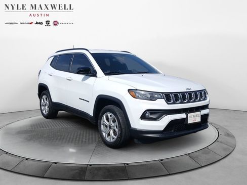 Used 2025 Jeep Compass Latitude AWD/4WD image 2