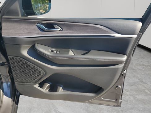 Used 2024 Jeep Grand Cherokee Limited image 13