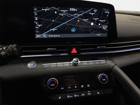 Used 2024 Hyundai Elantra Limited image 20