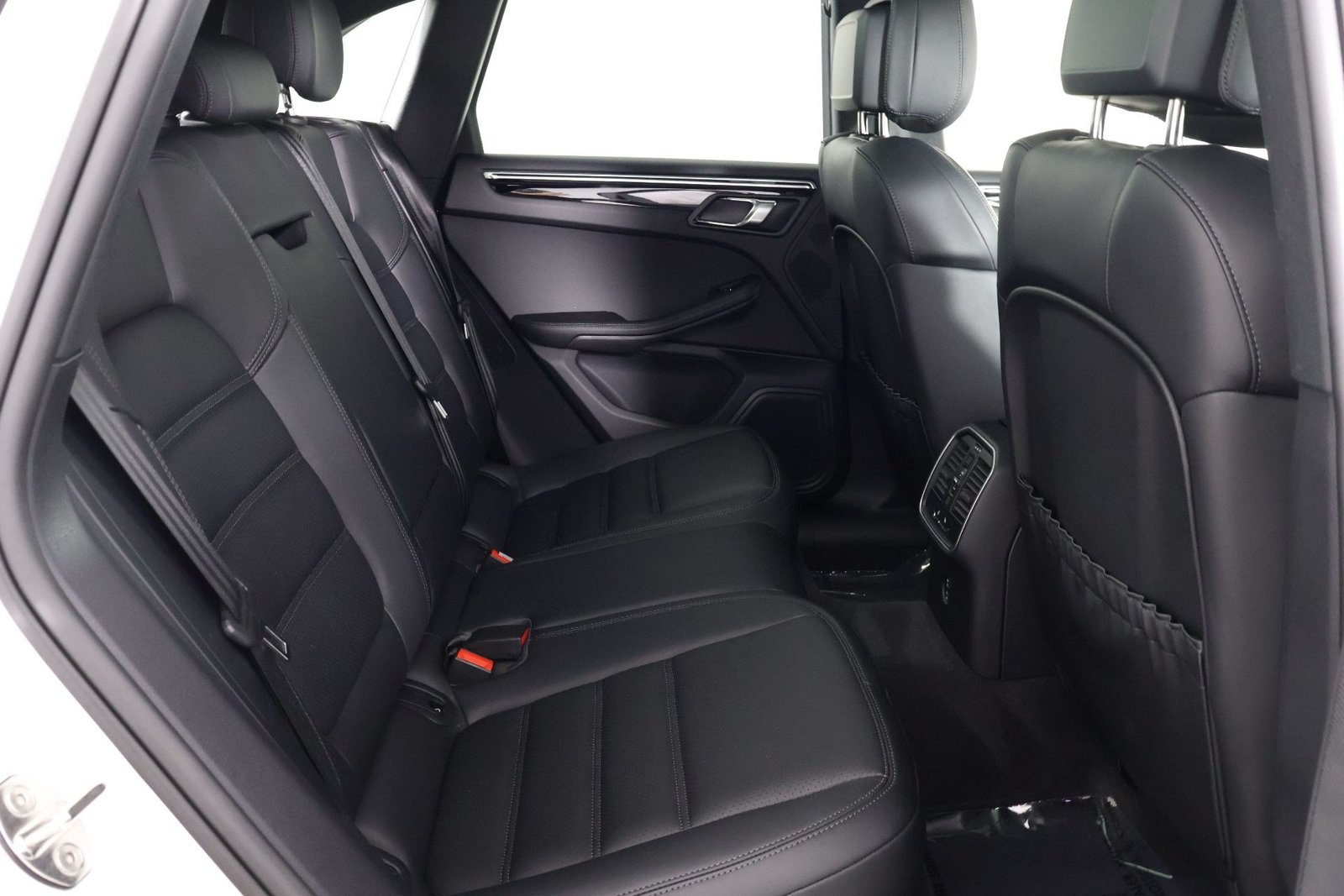 Certified 2026 Porsche Macan AWD/4WD image 32