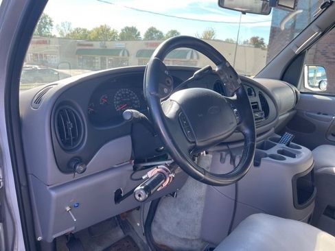 Used 2002 Ford E-150 and Econoline 150 image 10