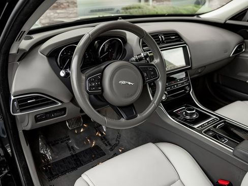 Used 2019 Jaguar XE Premium image 15