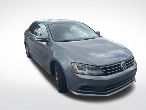 Used 2017 Volkswagen Jetta SE FWD image 2