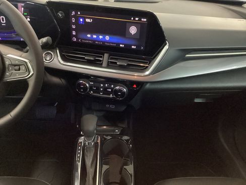 Used 2025 Chevrolet Trax ACTIV w/ Sunroof Package FWD image 11