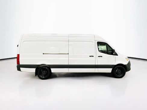 Used 2025 Mercedes-Benz Sprinter 2500 image 9