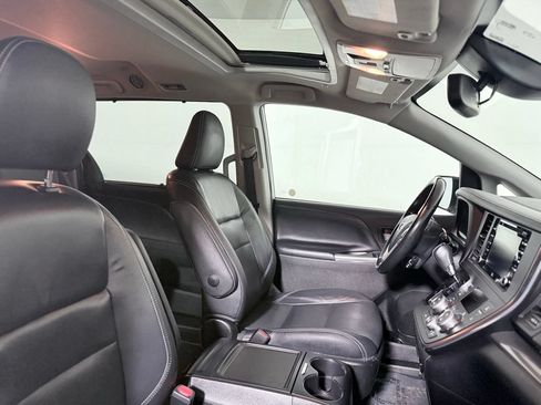 Used 2019 Toyota Sienna SE w/ SE Preferred Package AWD/4WD image 23