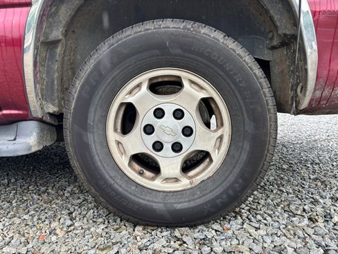 Used 2005 Chevrolet Suburban LS RWD image 15