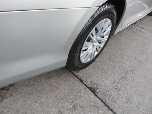 Used 2012 Toyota Camry LE image 32